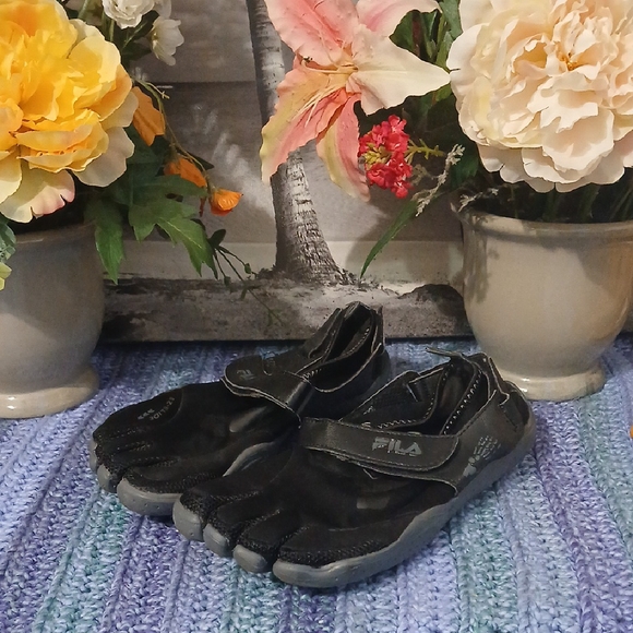 Fila Black and Gray Toe Sneakers - Picture 1 of 6